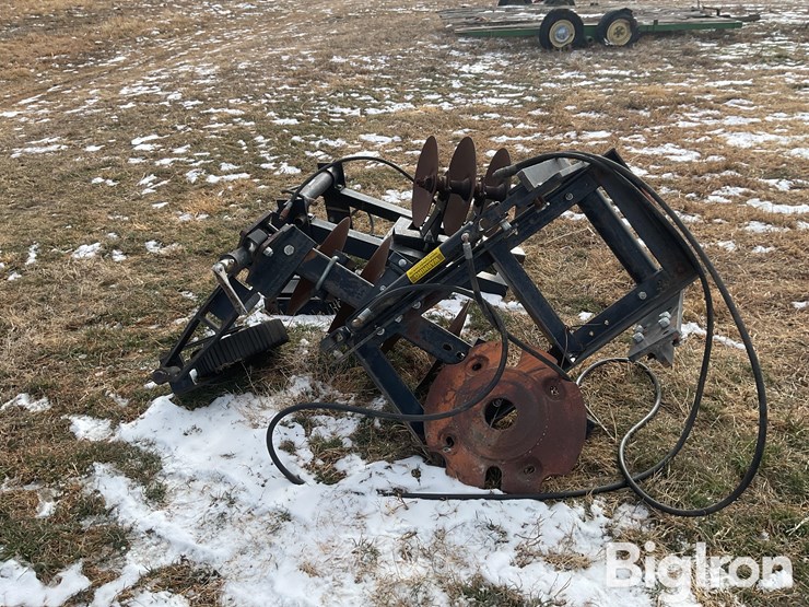 mounted-pivot-track-closer-image-8