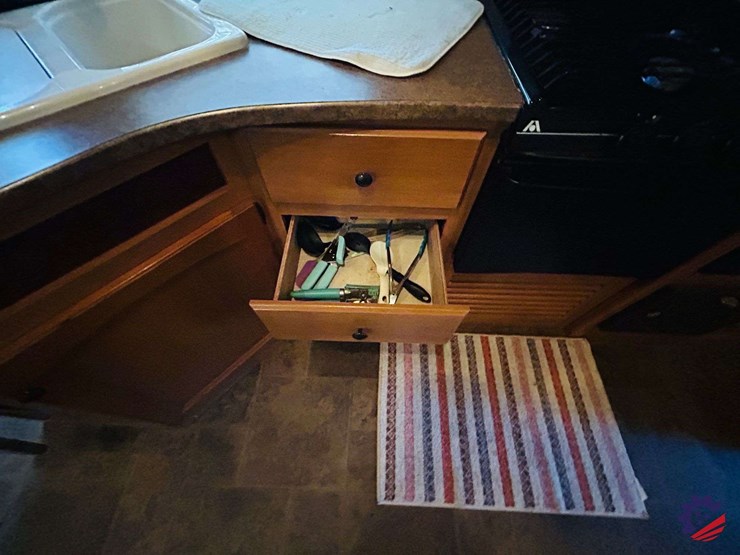 2011-keystone-hornet-platinum-31rbds-t/a-camper-trailer-image-82