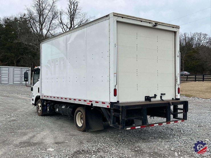 2019-isuzu-npr-image-22