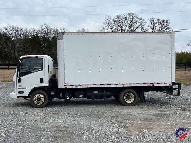 2019-isuzu-npr-image-2