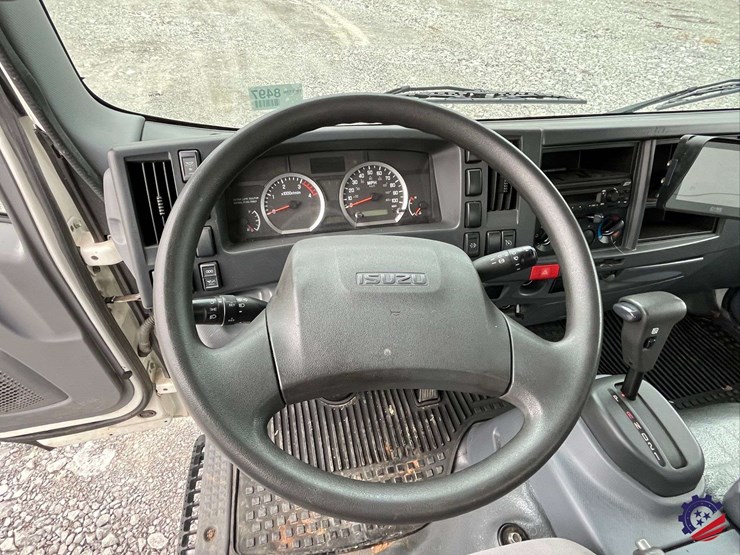 2019-isuzu-npr-image-64