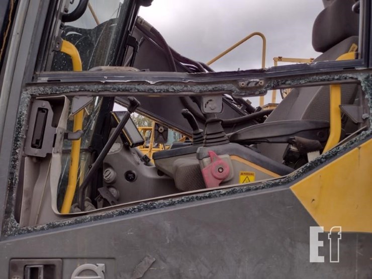 2015-volvo-ec220e-lr-image-6