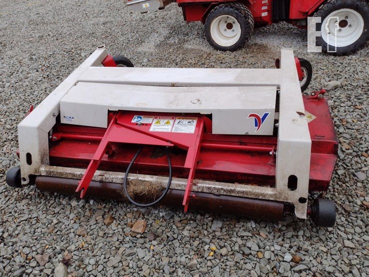 ventrac-3400l-lawn-mower-w/broom-image-37