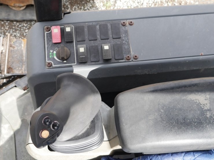 2005-caterpillar-d3-image-9