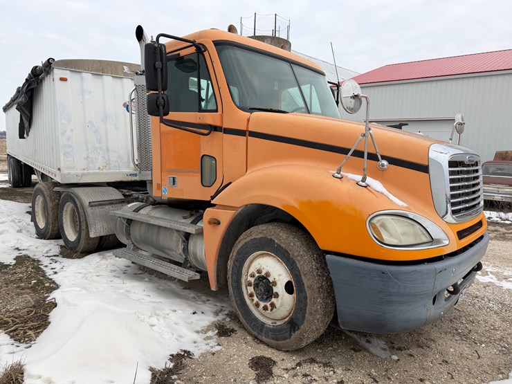 #1031-•-frieghtliner-conventional-image-3