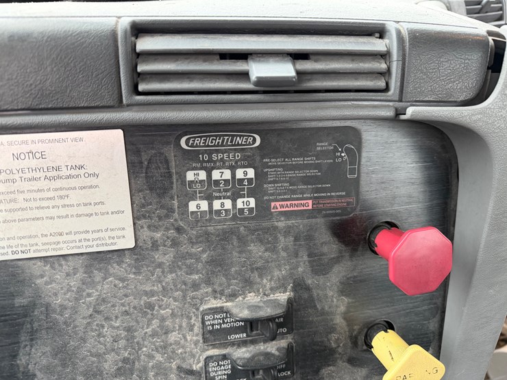 #1031-•-frieghtliner-conventional-image-11