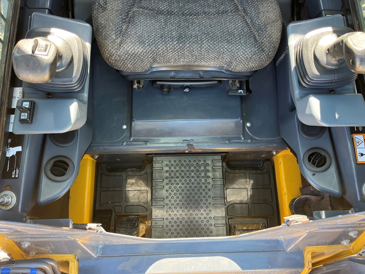 2019-deere-317g-image-16