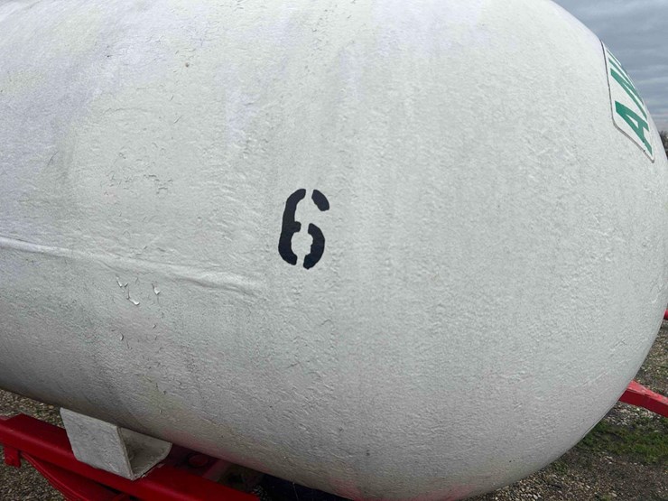 1000-gal.-nh3-tank-on-gear-#6-sells-offsite-image-4
