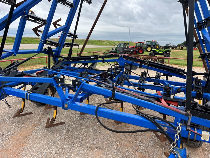 2015-new-holland-st830-image-2