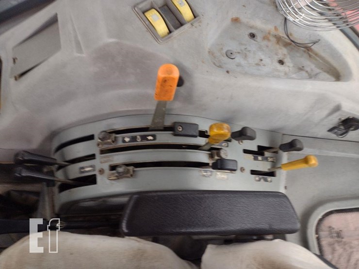 2002-massey-ferguson-4233-image-12