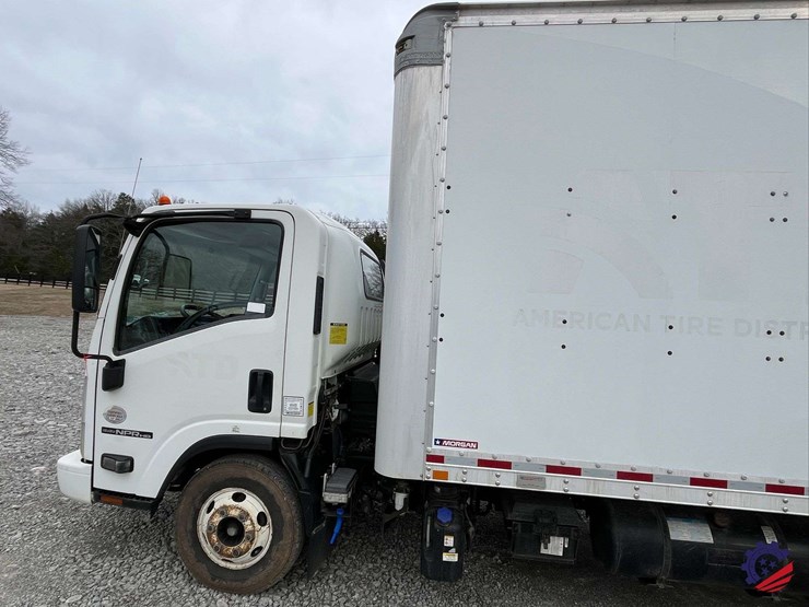 2019-isuzu-npr-image-18