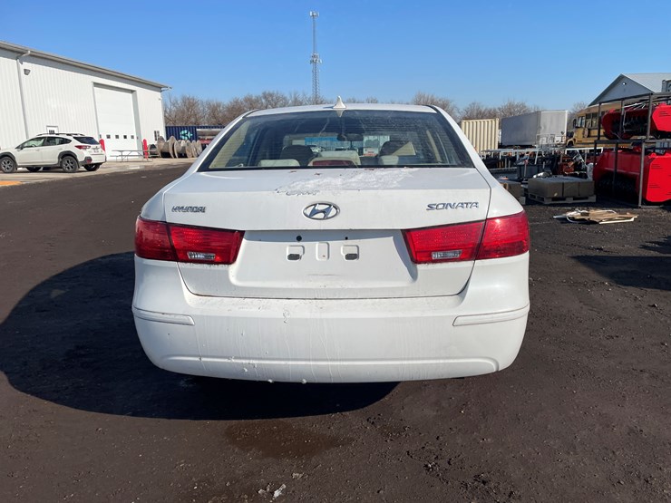 #2029-•-2010-hyundai-sonata-(with-wi-title)-image-4