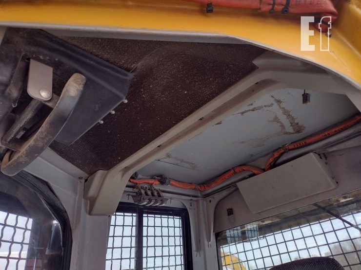 2005-caterpillar-d4g-xl-image-18