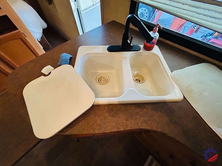 2011-keystone-hornet-platinum-31rbds-t/a-camper-trailer-image-74