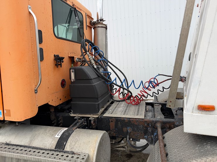 #1031-•-frieghtliner-conventional-image-9