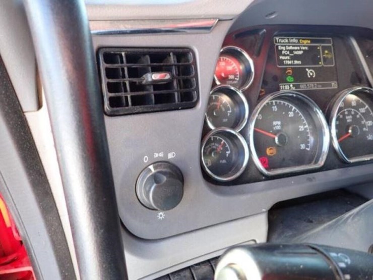 2016-peterbilt-567-image-30