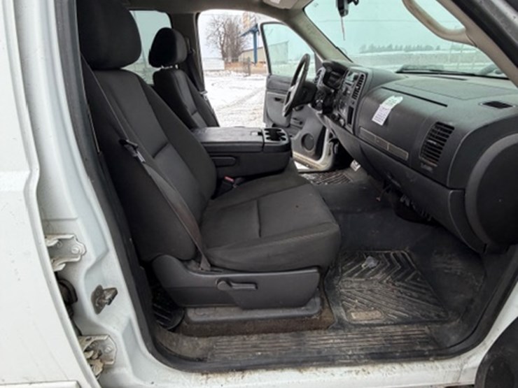 2013-chevrolet-3500-image-12