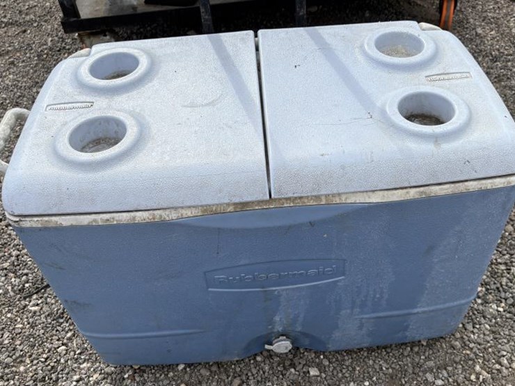 #167-•-rubber-maid-cooler-w/-wheels-image-2