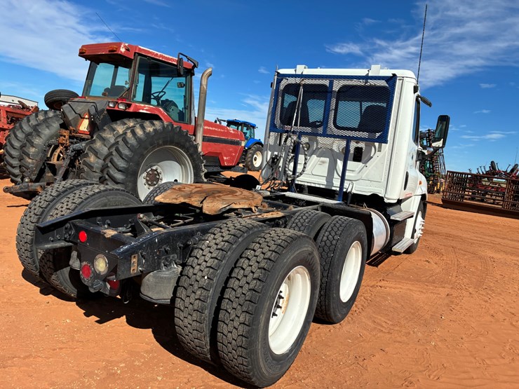 #t8415-•-freightliner-truck-image-4