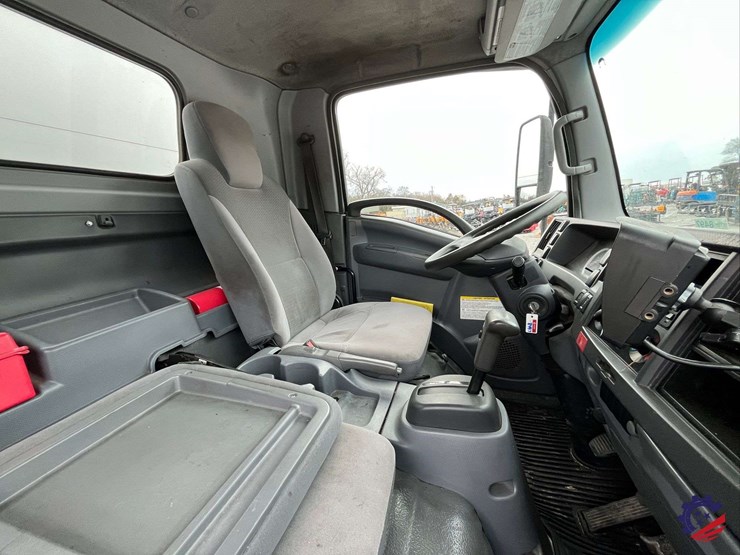 2019-isuzu-npr-image-56