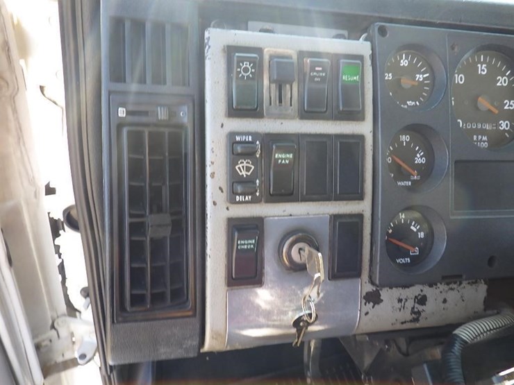 1999-freightliner-fl112-image-30