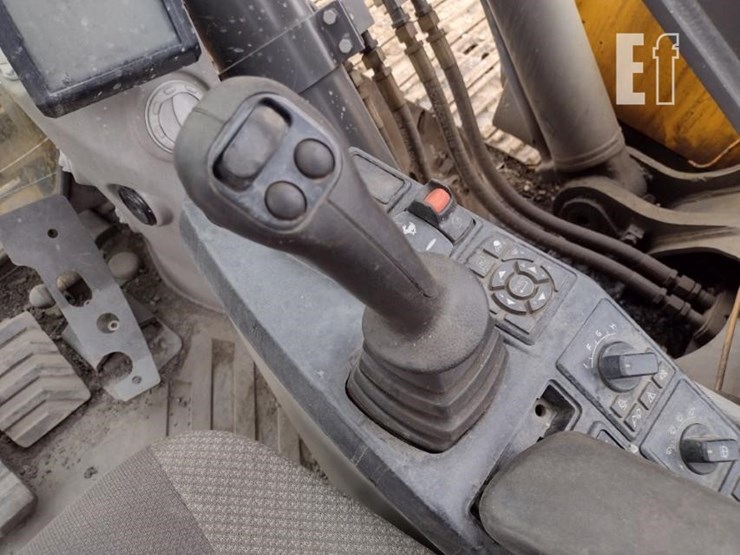 2015-volvo-ec220e-lr-image-14