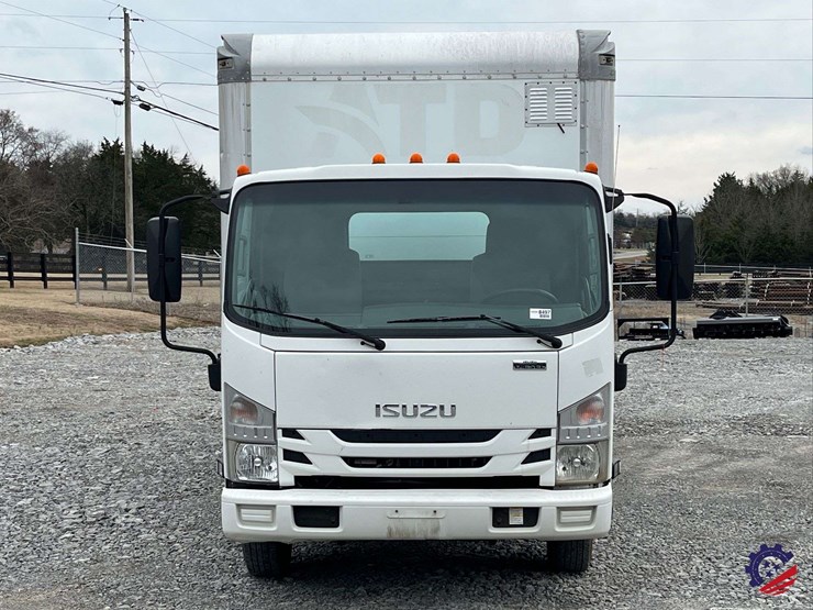 2019-isuzu-npr-image-13