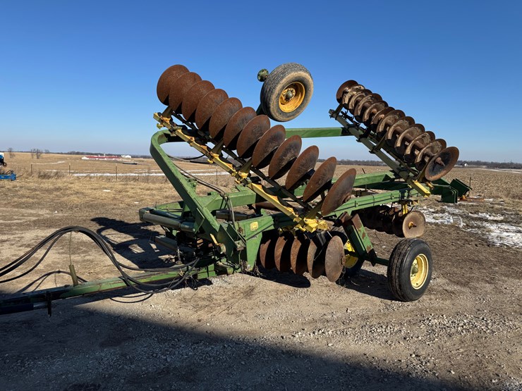 john-deere-220-image-1