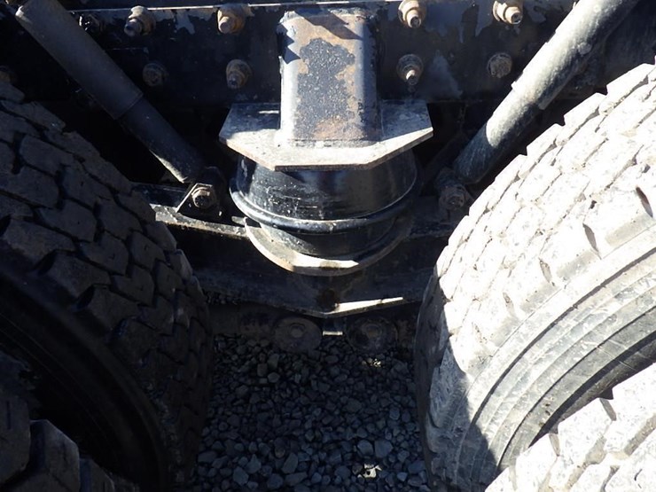 1999-freightliner-fl112-image-11