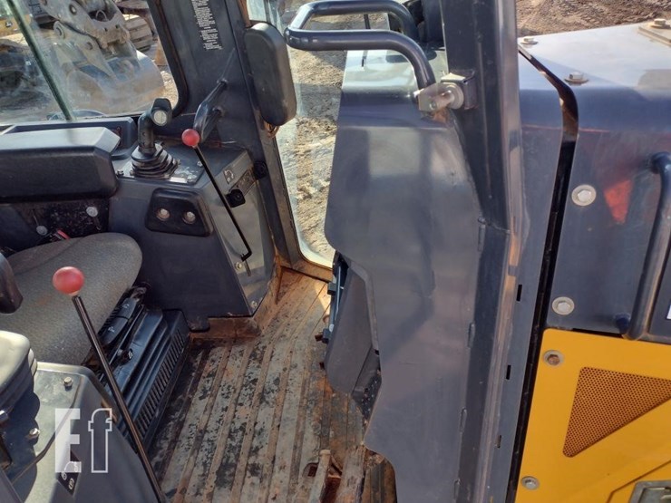 2021-deere-650k-lgp-image-17