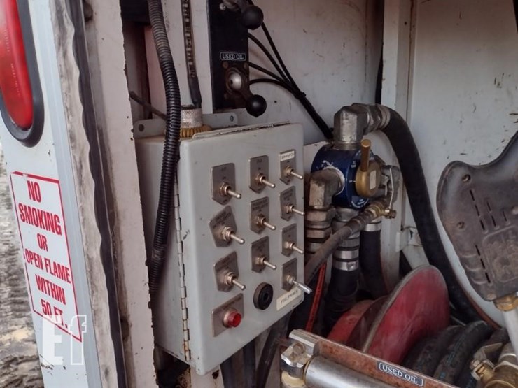 2008-peterbilt-365-image-33