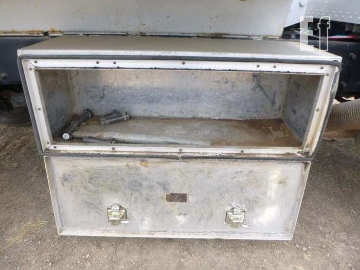 2000-peterbilt-330-image-32