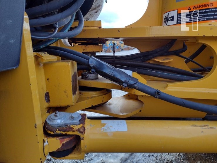 2021-deere-304l-image-22