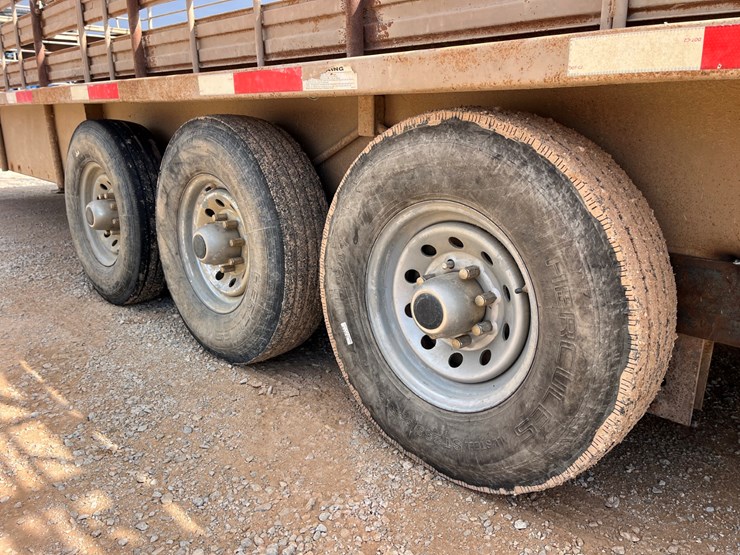 #t8410-•-2010-gn-stock-trailer-image-16