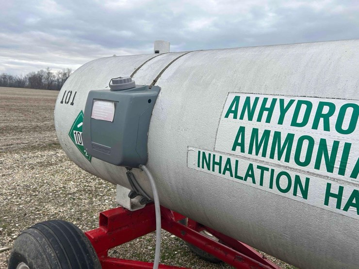 1000-gal.-nh3-tank-on-gear-#101-sells-offsite-image-6