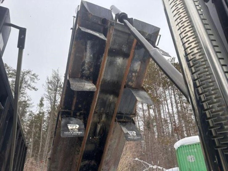 2018-freightliner-114sd-image-10