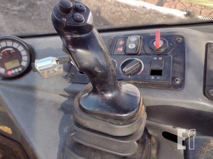 2021-deere-304l-image-8