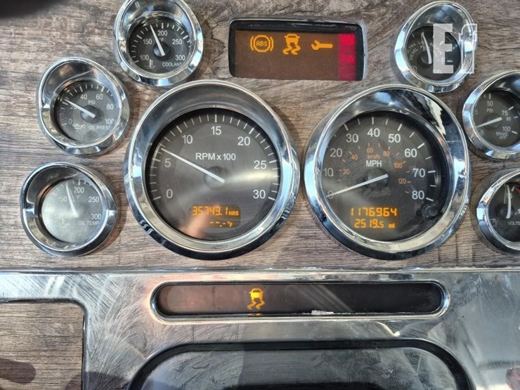 2013-peterbilt-388-image-22