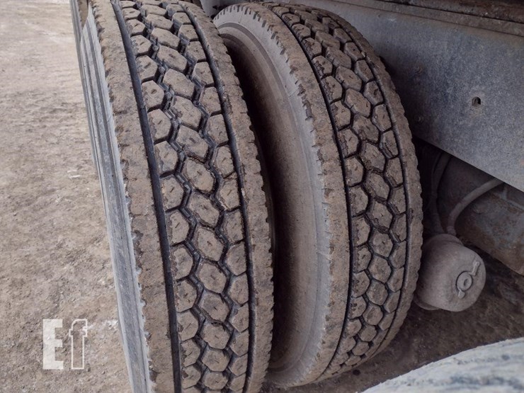 12-volvo-vhd-dump-truck^title^-image-23