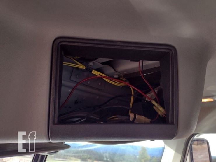 2017-freightliner-122sd-image-12