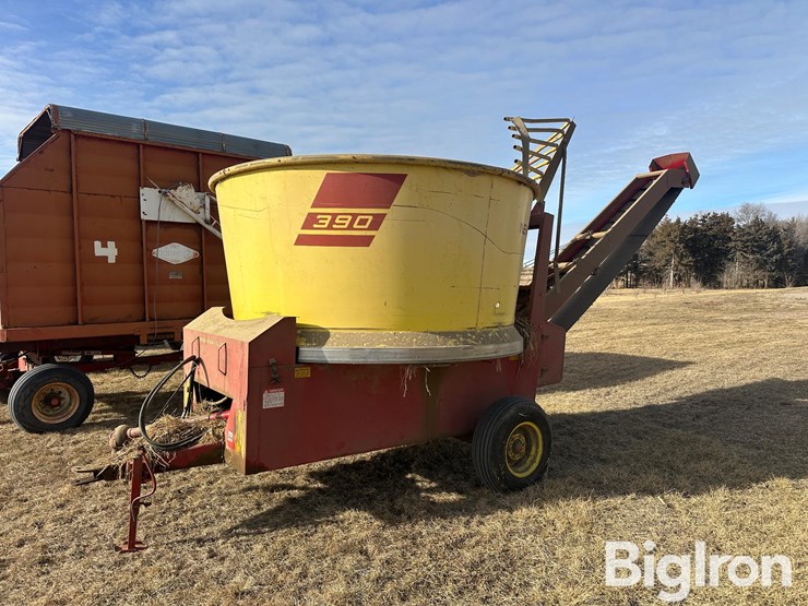 new-holland-390-image-8