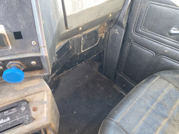 1999-mack-rd690s-image-77