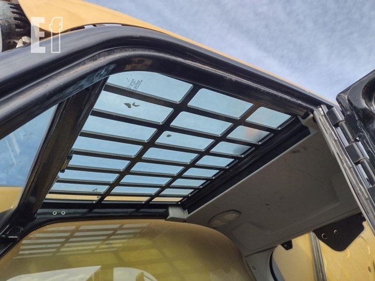 2019-caterpillar-tl1055d-image-13