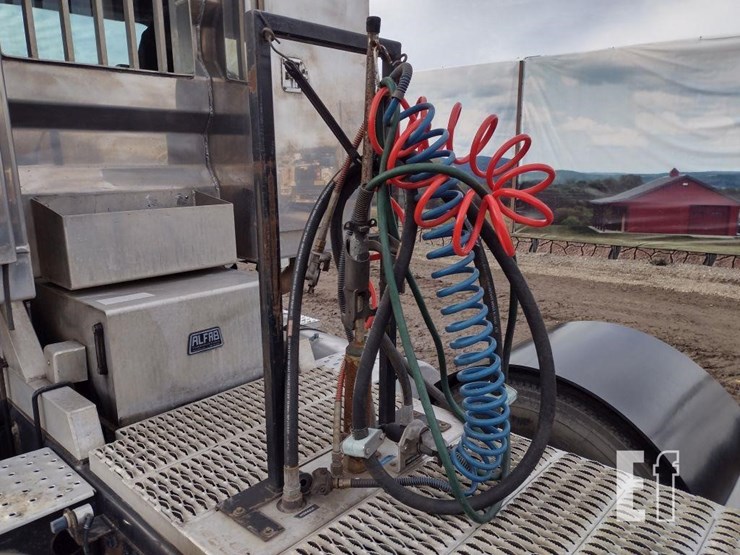 2017-freightliner-122sd-image-34