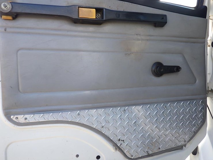 1999-freightliner-fl112-image-24