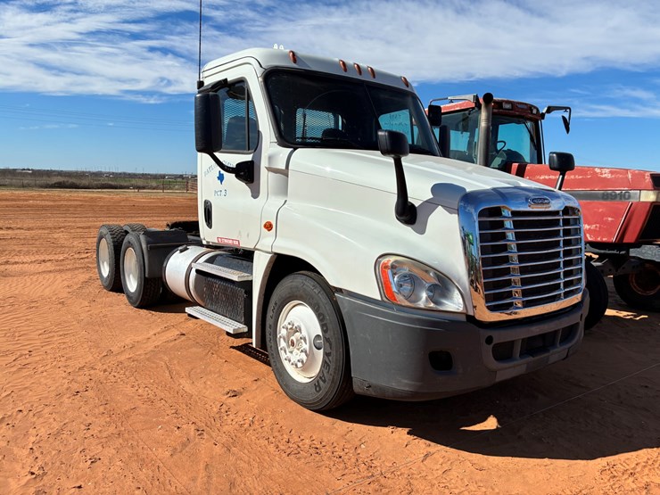 #t8415-•-freightliner-truck-image-1