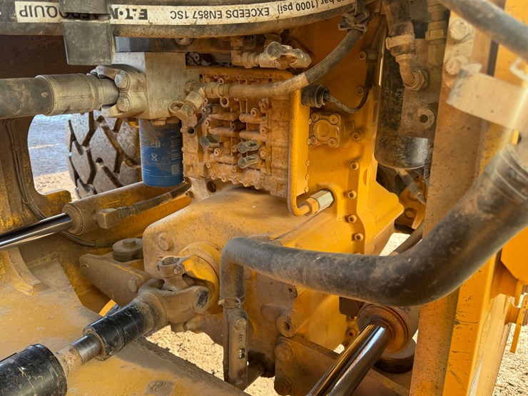 2020-deere-624l-image-36
