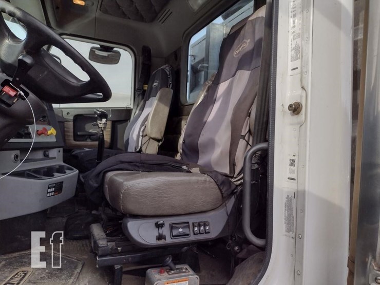 2017-freightliner-122sd-image-14