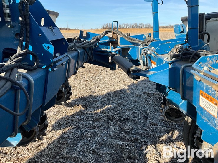 2010-kinze-3200-image-11