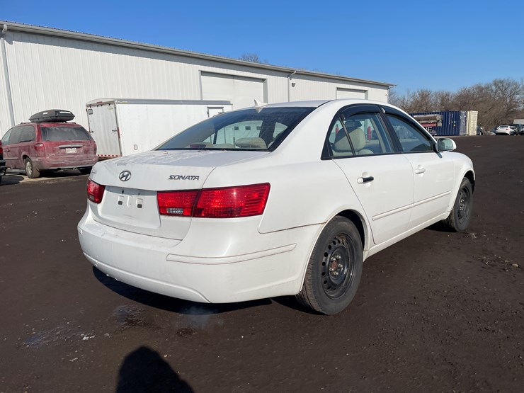 #2029-•-2010-hyundai-sonata-(with-wi-title)-image-3